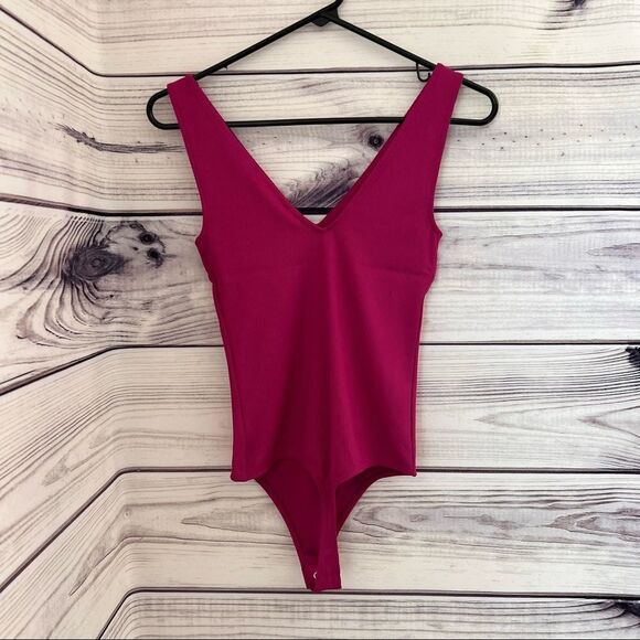 Express Fuchsia Ribbed V Neck Fitted Tank Top Bodysuit XS NWT - Picture 5 of 6